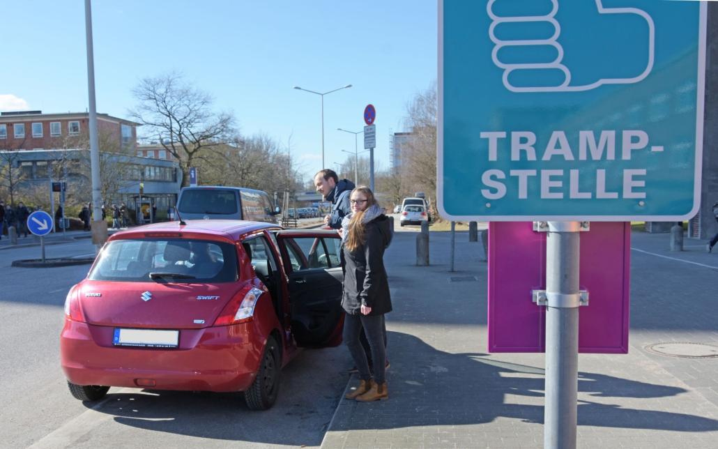 Franziska Dunkelmann und Maximilian Zuther testen eine der vier Trampstellen am CAU-Campus