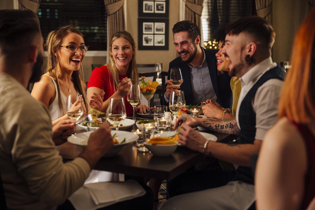 Essen in geselliger Runde – bei Rudi rockt gibt es nicht nur leckeres Essen, sondern man lernt auch neue Leute kennen