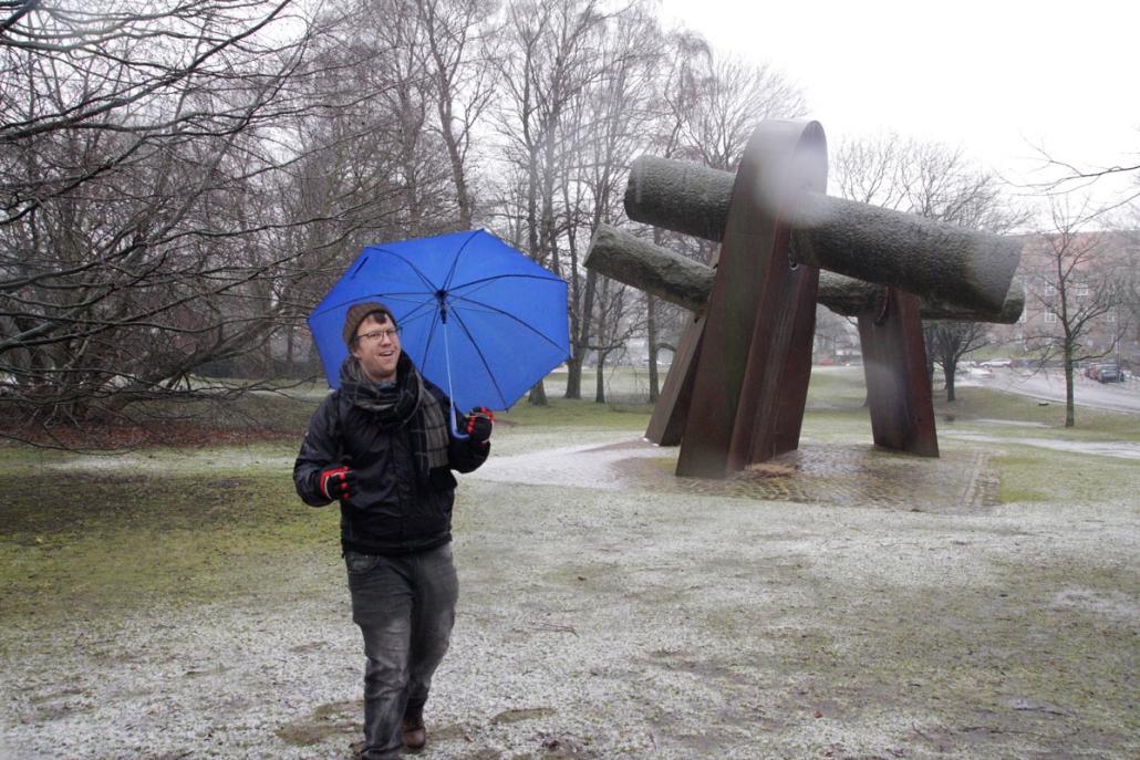 Kirk Wilson: Auf seinen Touren durch die Kieler Innenstadt ist er bewaffnet mit einem Regenschirm