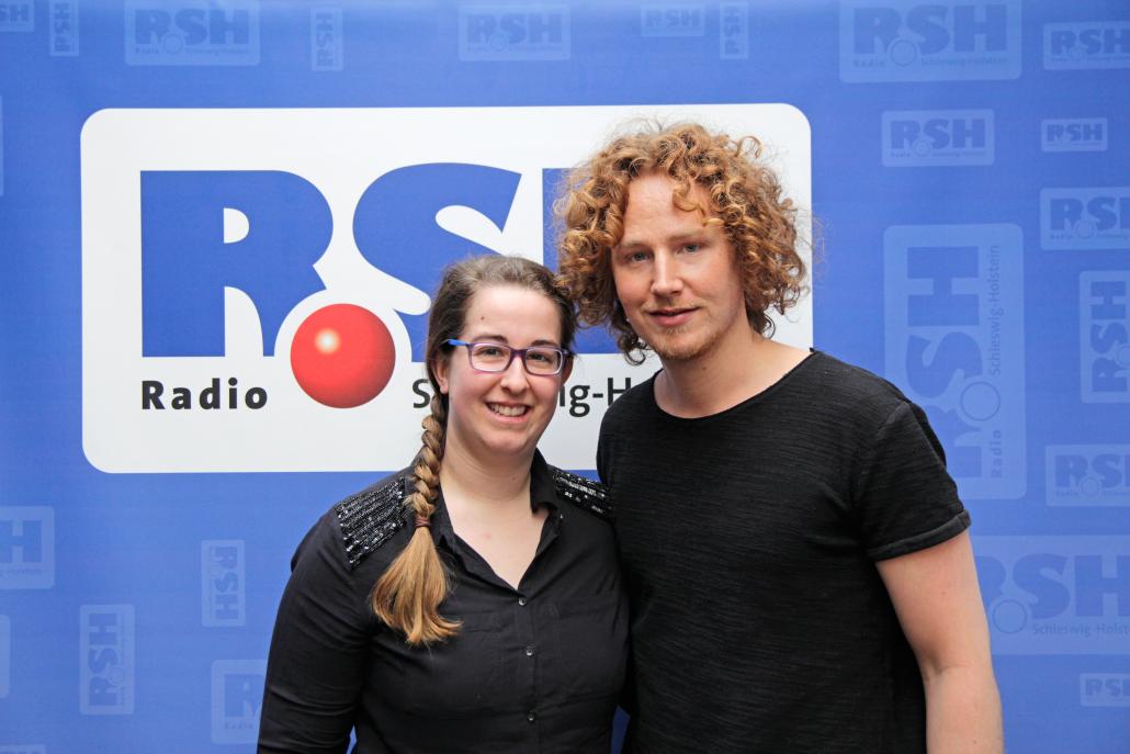 Redakteurin Mirjam Stein mit ESC-Kandidat Michael Schulte