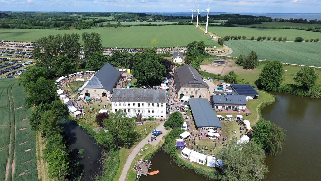 Der Pfingstmarkt auf dem malerischen Gut hat Tradition