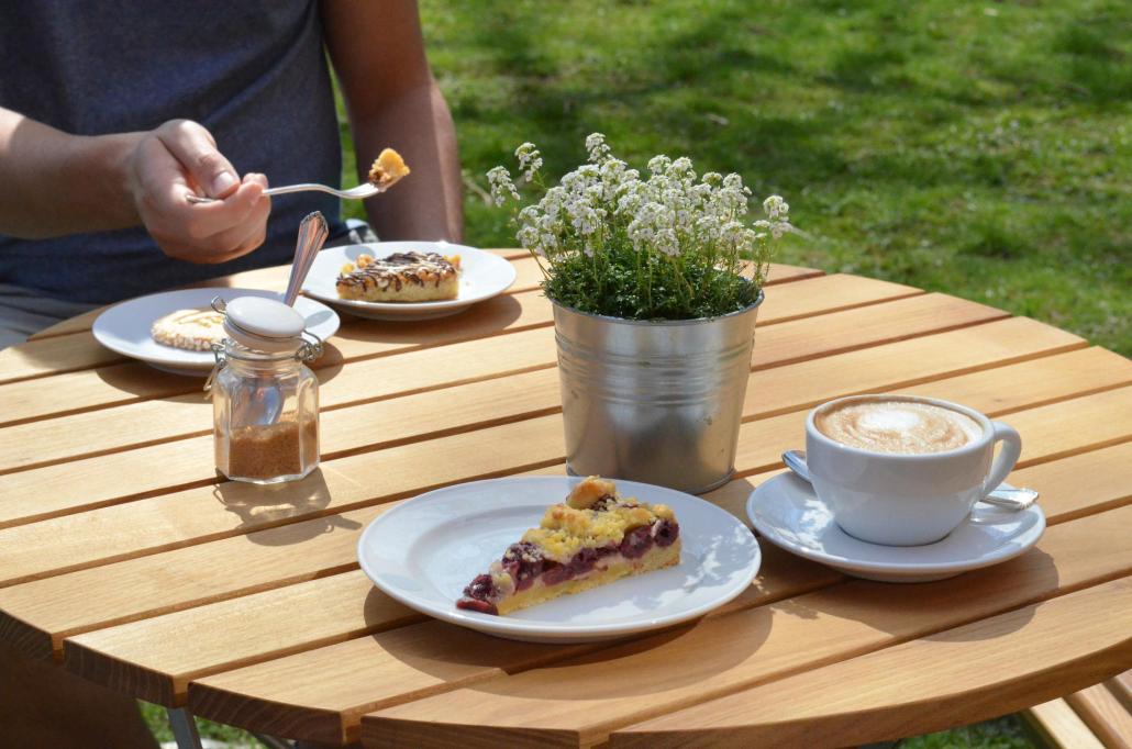 Hier gibt es selbstgebackene Kuchen und leckeren fairgehandelten Kaffee