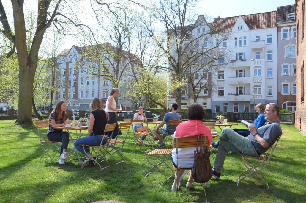 Der große Garten des Cafés lädt zum gemütlichen Verweilen ein