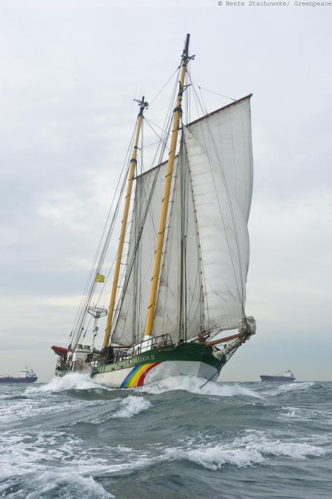 Greenpeace-Schiff legt in Laboe an