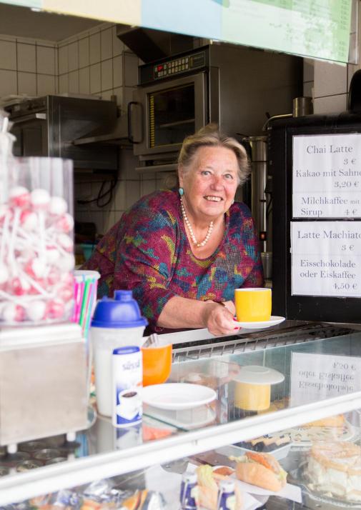 Ob auf der Suche nach einer Erfrischung, heißem Kaffee oder stärkenden Pommes – mit Inhaberin Elisabeth Hansen findet man am Surfkiosk auf jeden Fall ein Strande-Original