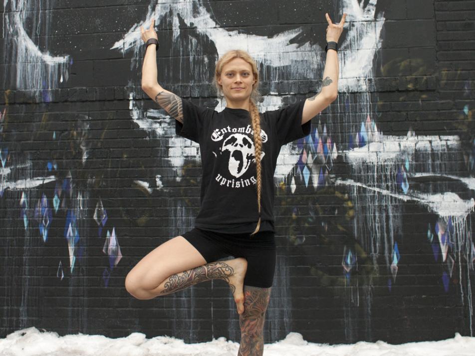 Saskia Thode hat mit Metal Yoga zwei ihrer Leidenschaften zusammengebracht...