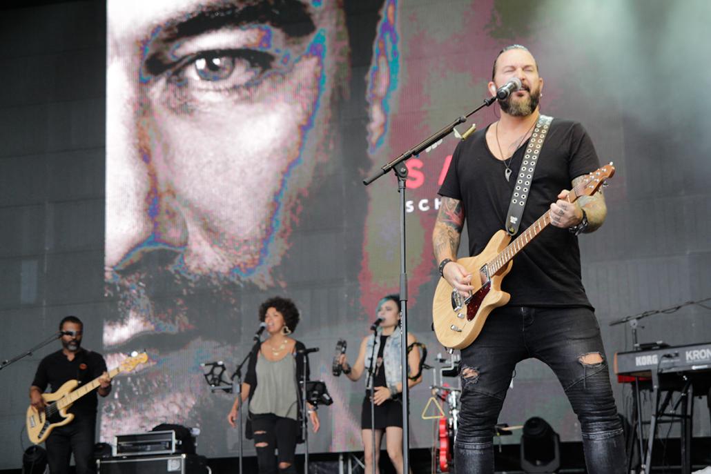 Tolle Unterstützung bekam der Musiker von seiner Band, die mit genauso viel Leidenschaft dabei war