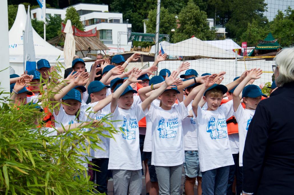 Die Schüler der Friedrich-Junge-Schule üben ihr Lied ein