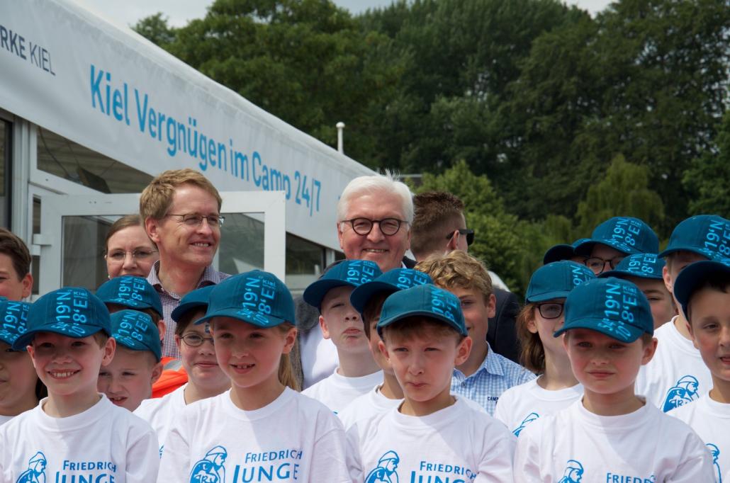 Gruppenbild mit Segel-Kindern: Daniel Günther (li.) und Frank-Walter Steinmeier