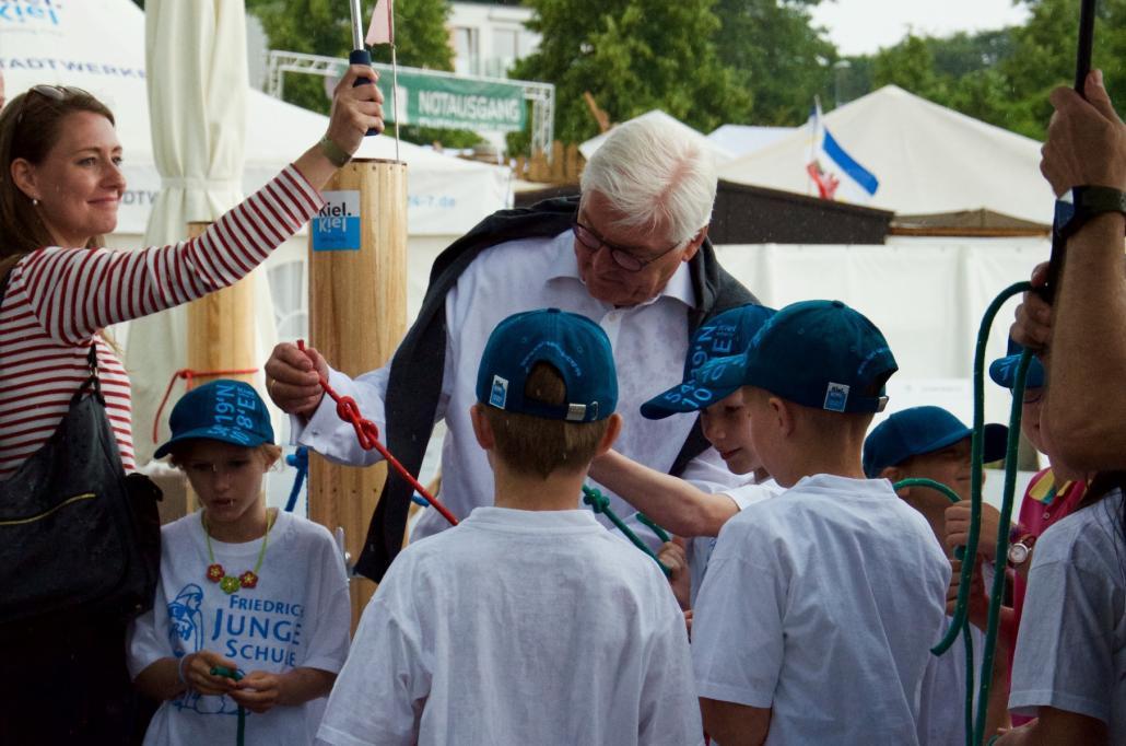 In strömendem Regen lernt Steinmeier das Knotenbinden