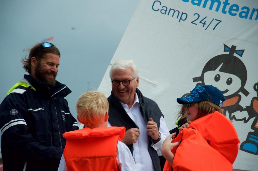 Frank-Walter Steinmeier (Mi.) vor dem Segelsimulator