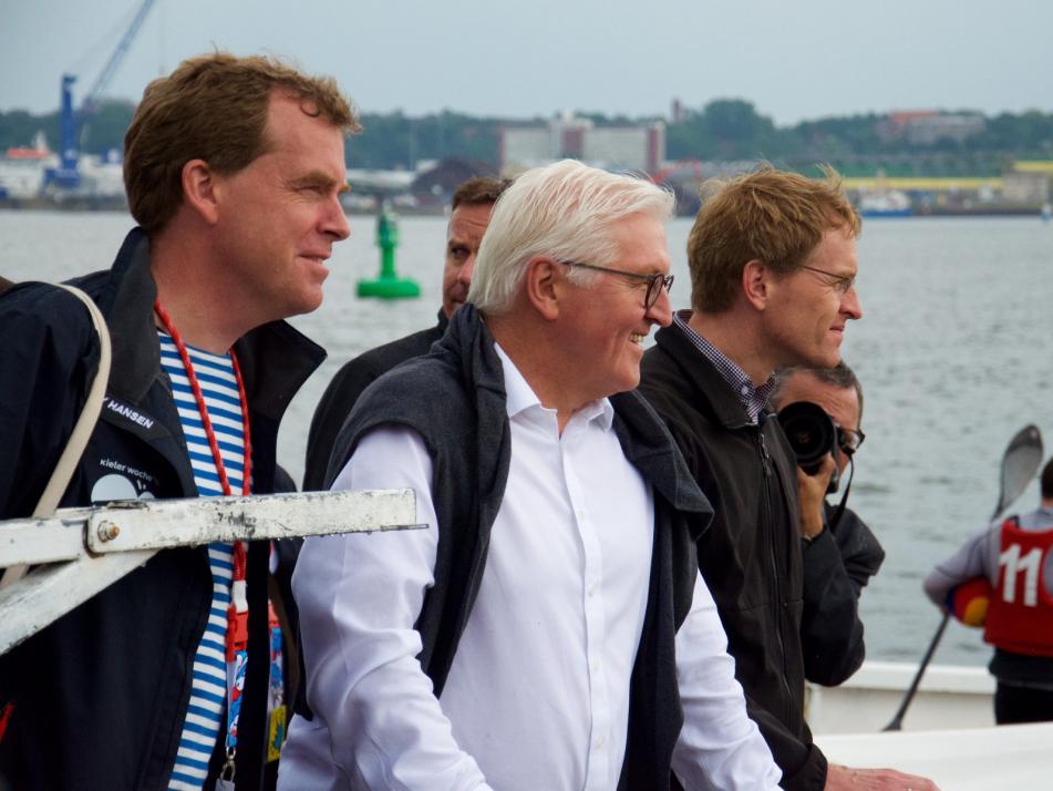 Maritime Aussicht: Ulf Kämpfer, Frank-Walter Steinmeier und Daniel Günther (v. li.) wohnen einer Partie Kanupolo bei
