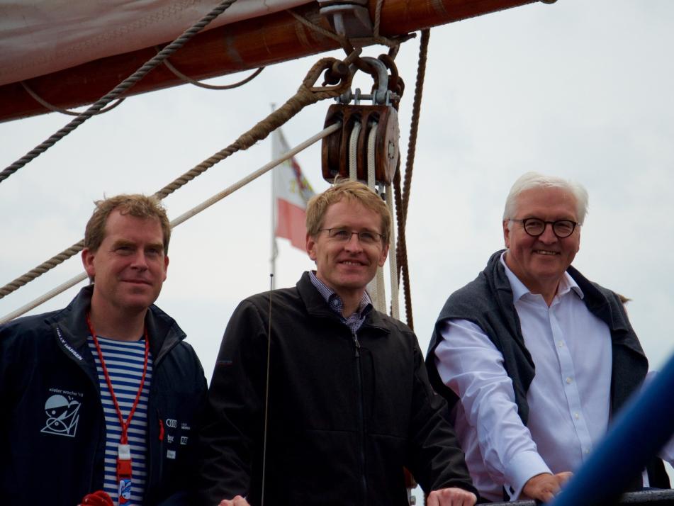 Kiels Oberbürgermeister Ulf Kämpfer, Ministerpräsident Daniel Günther und Bundespräsident Frank-Walter Steinmeier (v. li.) an Bord der Thor Heyerdal