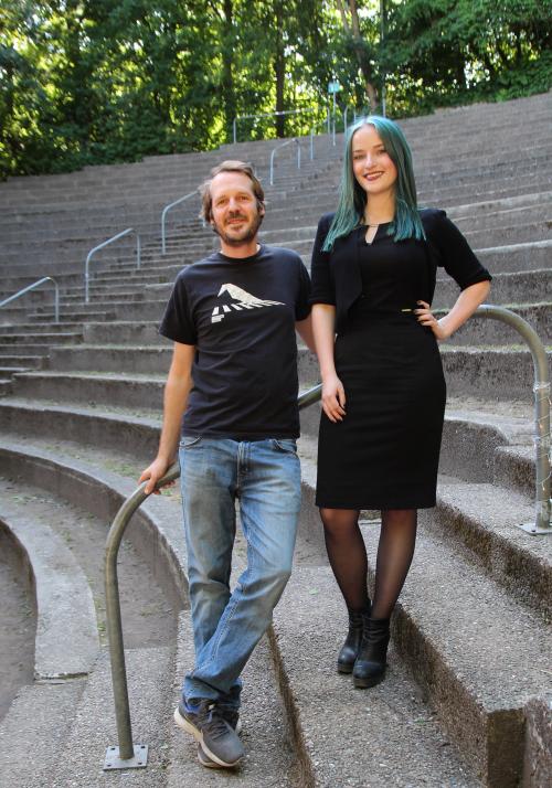 Liedermacher Gisbert zu Knyphausen und Redakteurin Kim Hase