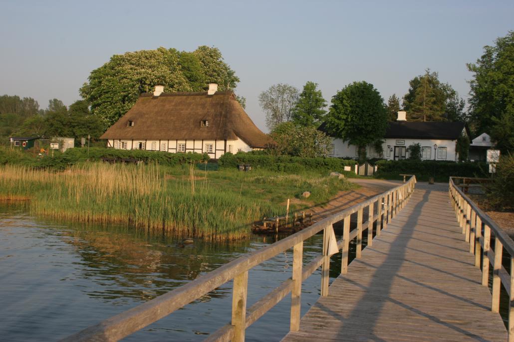 Das denkmalgeschützte Reetdachdorf Sieseby kann man auch vom Wasser aus erkunden: Der Schleidampfer hat hier einen festen Anlegepunkt