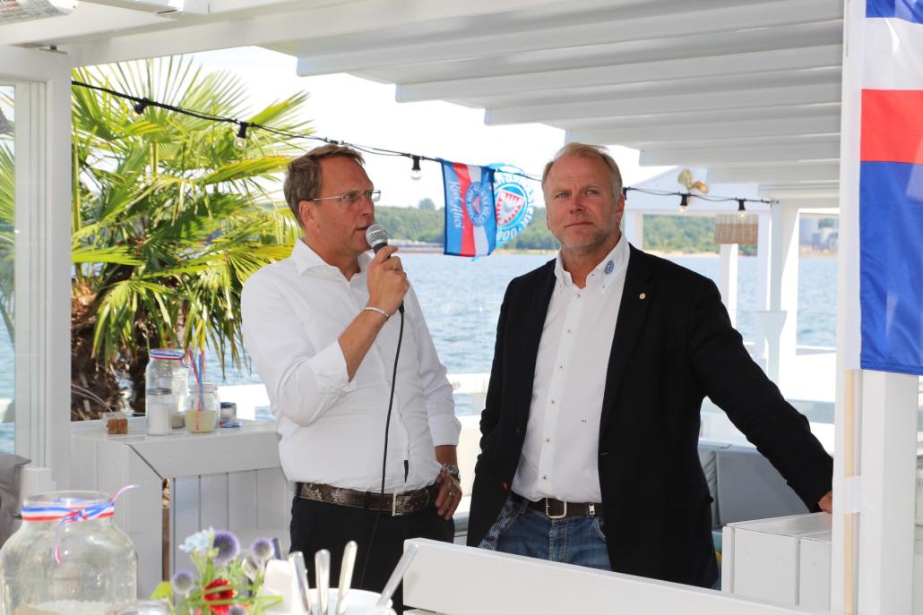 KSV-Präsident Steffen Schneekloth (li.) und Geschäftsführer Wolfgang Schwenke eröffnen die Veranstaltung in der Kieler Seebar