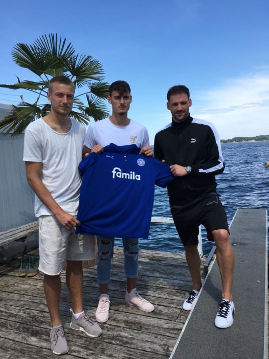 Hauke Wahl, Janni Serra und Kenneth Kronholm (v. li.) präsentieren das neue Trikot