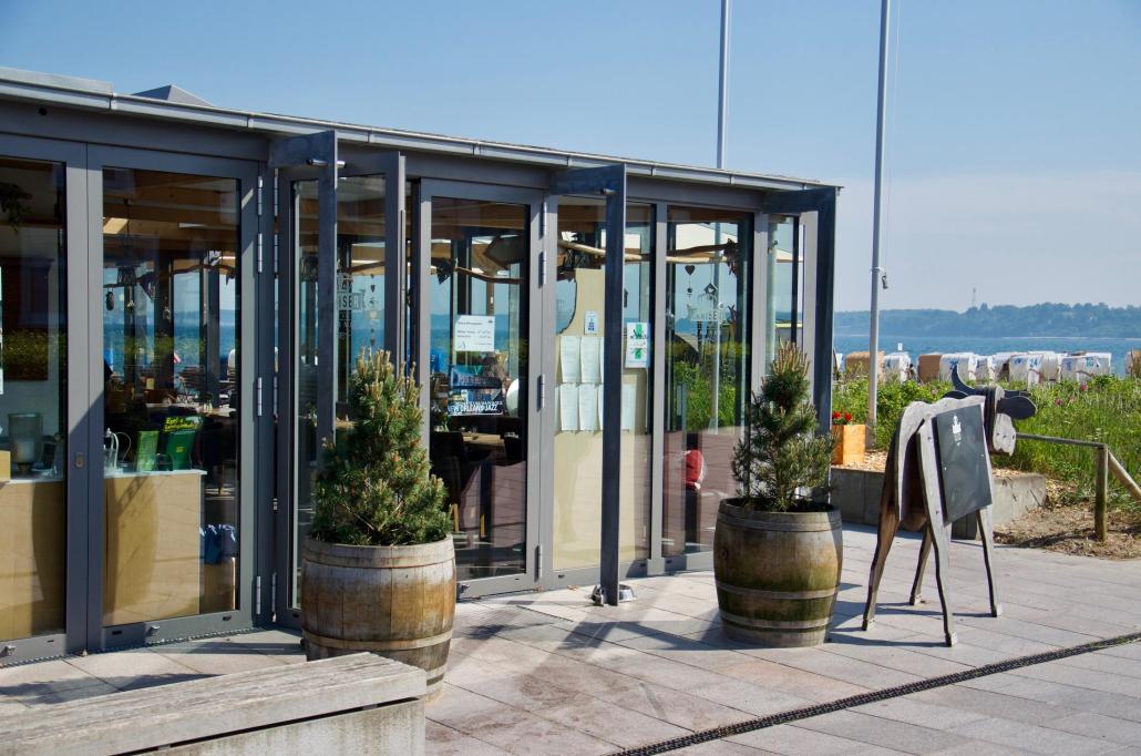 Das Panorama-Restaurant liegt direkt am Strand