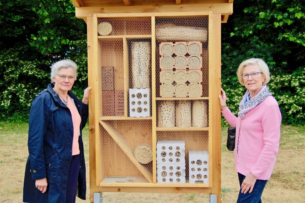 Annelore Enge und Brigitta Dutz (v. li.) vor dem neu aufgestellten Insektenhotel