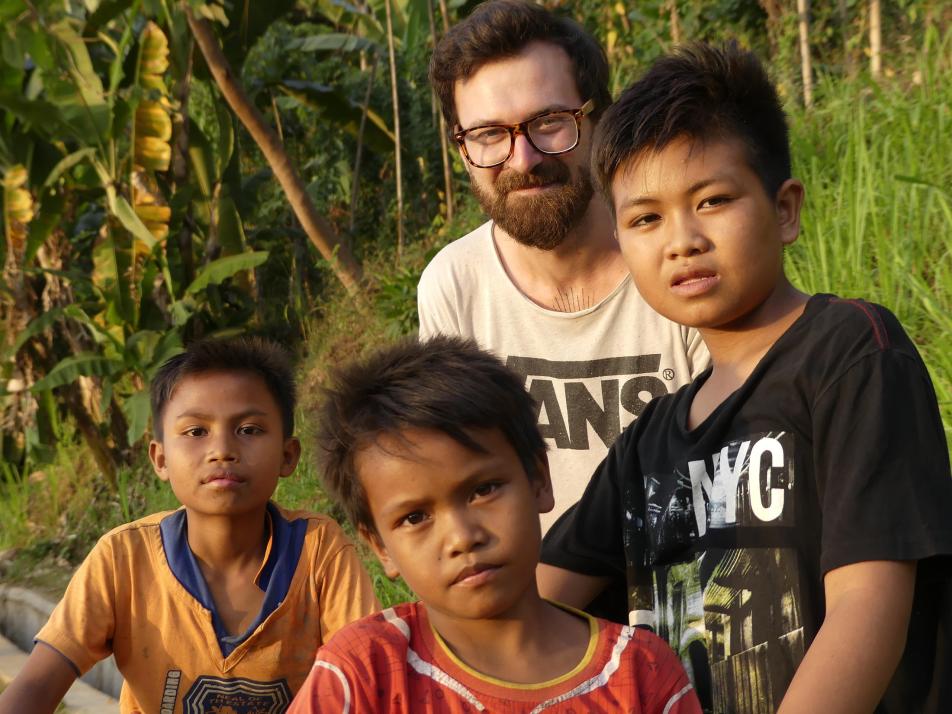 Das Schönste am Reisen: Das Kennenlernen von neuen Kulturen und Menschen. Finn zusammen mit einheimischen Kindern von Lombok