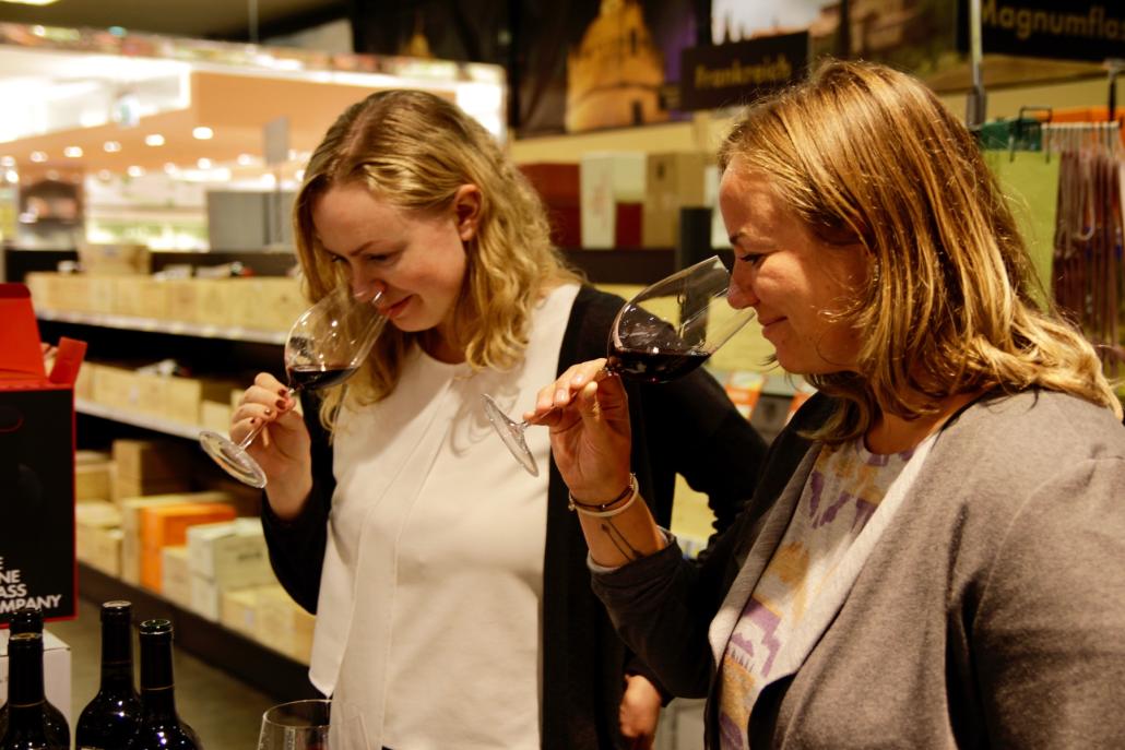 Beim Weinglas-Tasting geht es nicht nur um den Geschmack – auch der Geruch ist wichtig: Redakteurin Sophia Sichtermann und Mediaberaterin Gesa Butenschön sich durch verschiedene Gläser