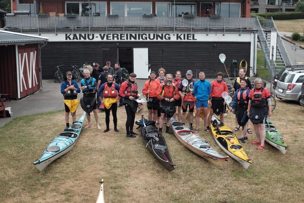 Die fleißigen Paddler am ersten Termin mit Klemmbrett und Kescher