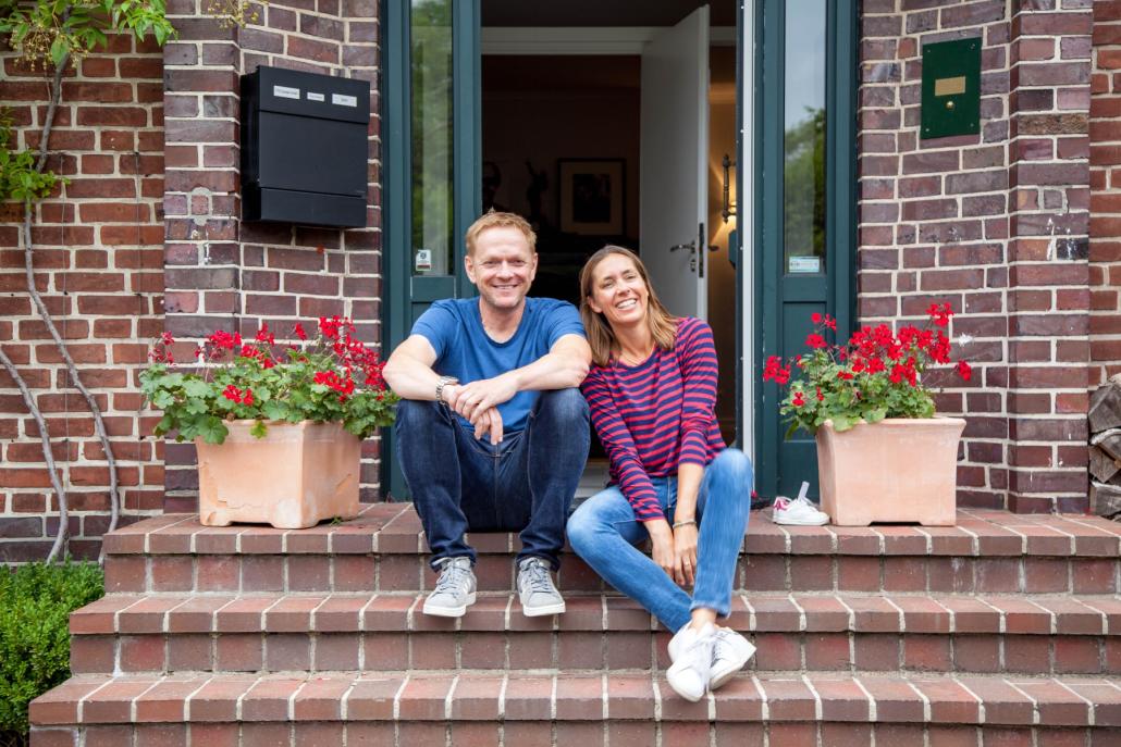 Thorsten Storm mit Ehefrau Franca auf der Treppe vor ihrem Haus