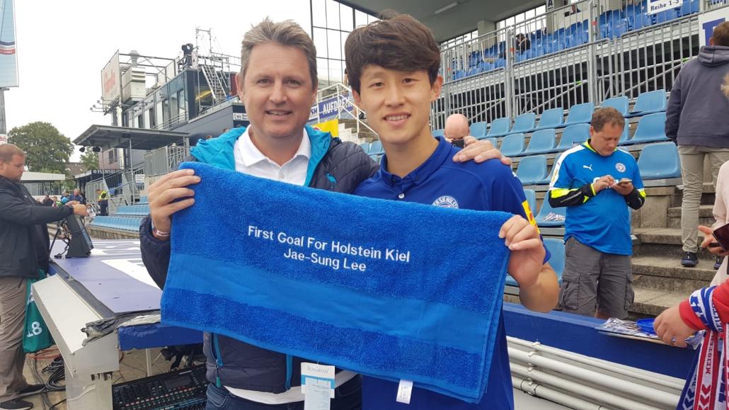 Heinrich Knievel ist Sportpartner von Holstein Kiel.
Hier überreicht Geschäftsführer Thorsten Kibbel (li.) KSV-Spieler Jae Sung Lee ein Handtuch mit WidmungHeute verfügt das Traditionsunternehmen
