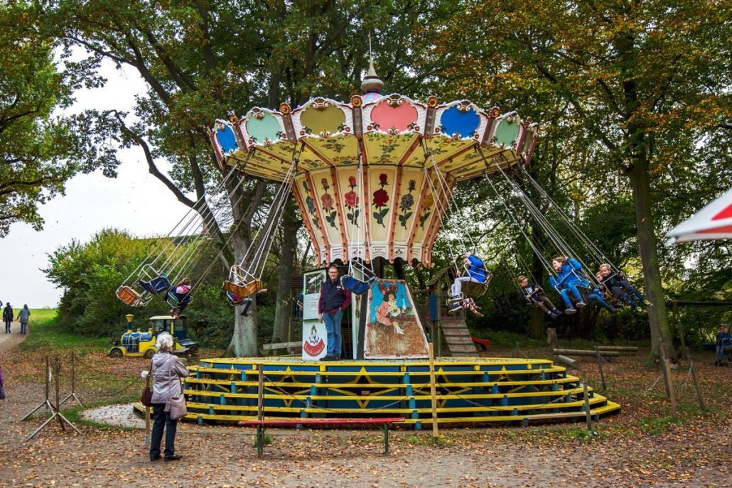 Auf dem historischen Kinderkarussell
haben die Lütten eine Menge Spaß