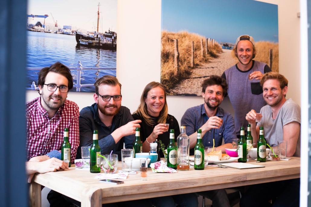 Julian, Phillip, Gesa, Jan, Bastian und Lars (v. li.) gönnten 
sich zum Beginn des letzten „Rudi Rockt“-Events die 
Vorspeise im Besprechungsraum der KIELerleben-Redaktion