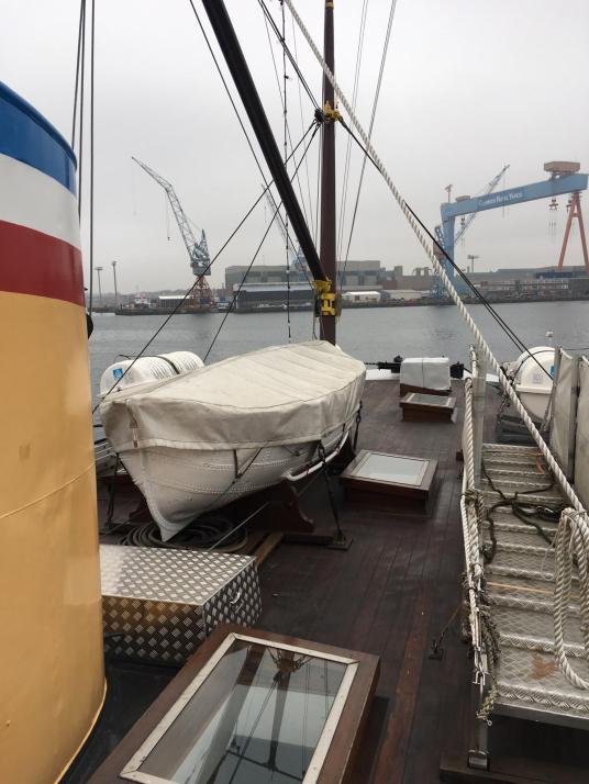 Ausblick vom Schiff auf die Werft