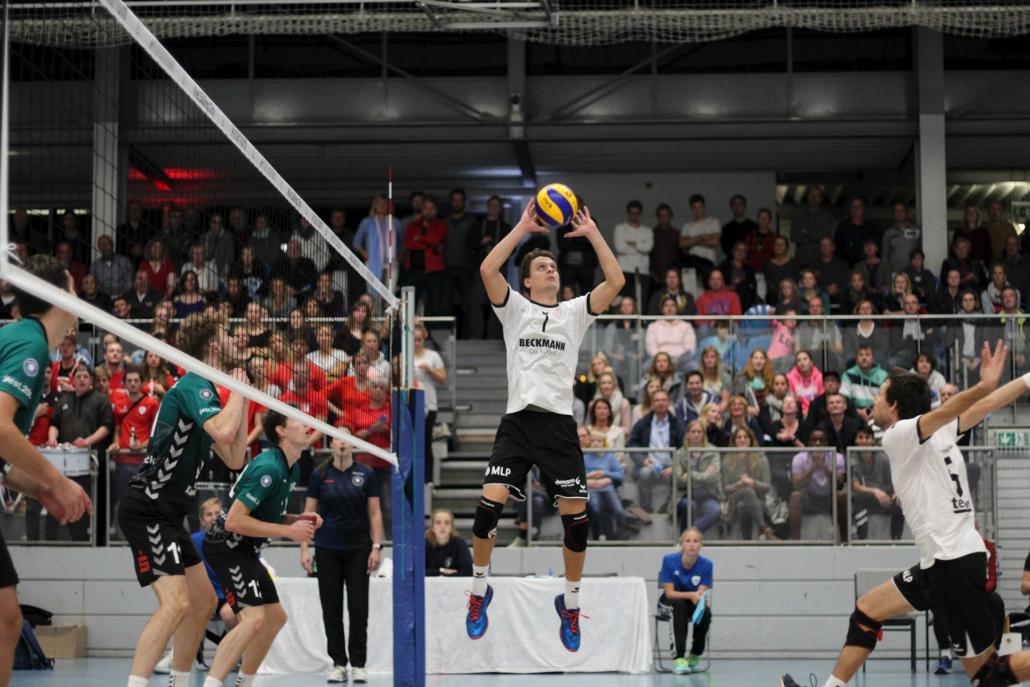 Moritz Behr (Bildmitte) legt den Ball perfekt für An-
greifer Florian Arnold zum Mittelangriff aufSpitzenvolleyball aus Kiel
für Schleswig-Holstein