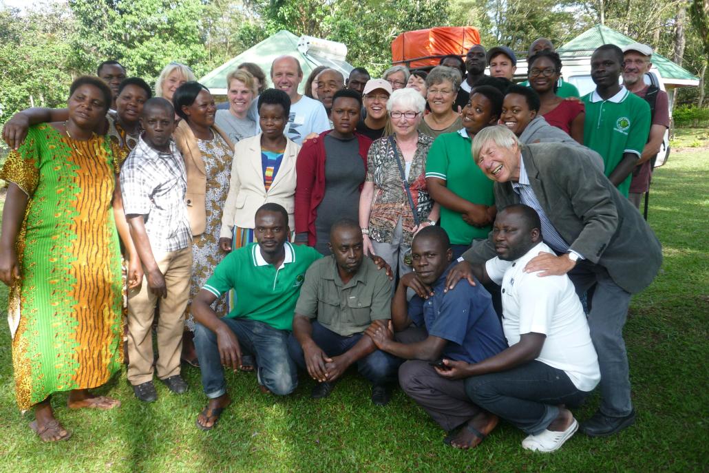 Gemeinsam ist man stark: Eva Pagel und Pastor Klaus Onnasch (beide von KroBu) vor Ort in Bushenyi/Ishaka