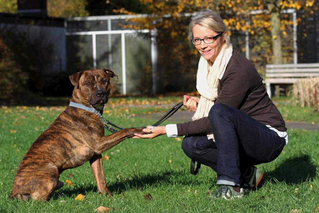 Karina DreyerVorsitzende Sabine Petersen mit dem Rüden Karlchen