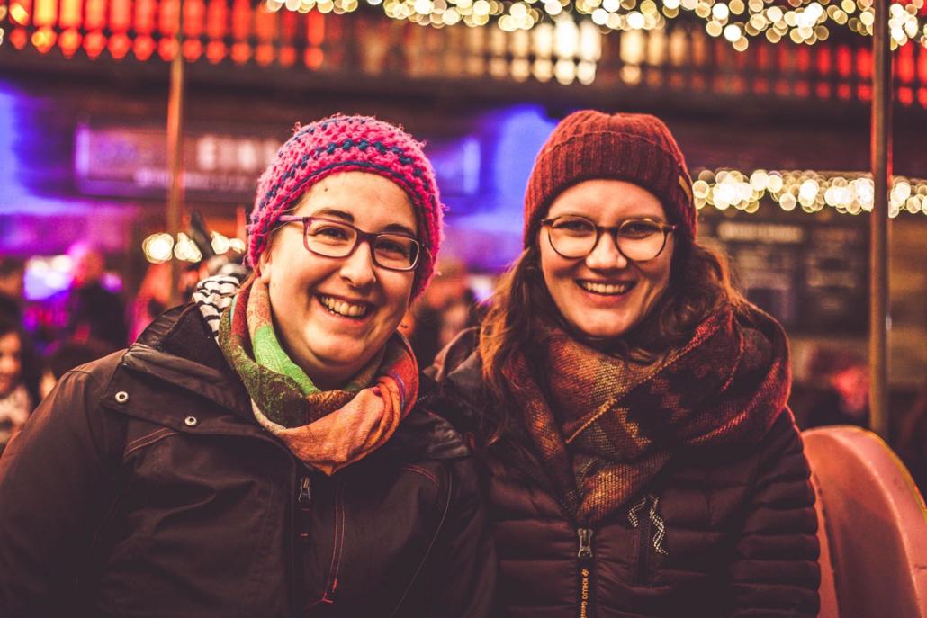 Getestet und für gut befunden: Wir haben gleich mehrere Runden auf dem Karussell in der Mitte des Rathausplatzes gedreht. Hier die Redakteurinnen Mirjam (li.) und Anna