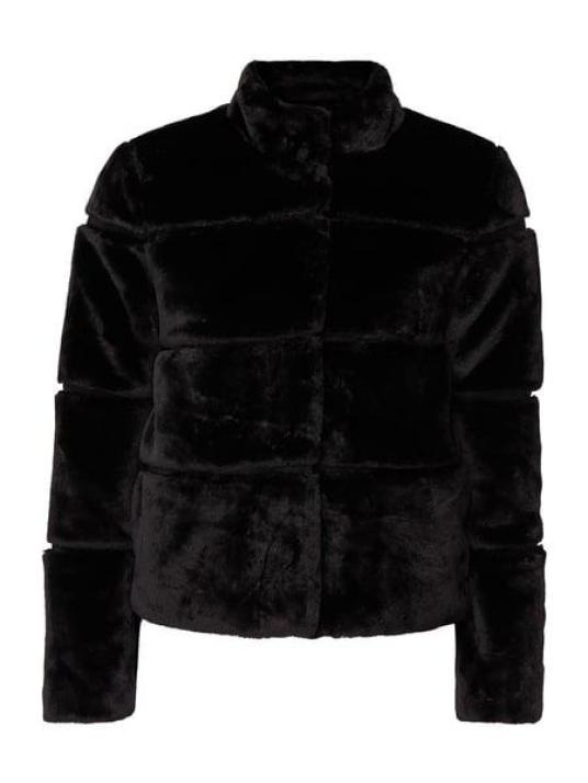 Kurz, knackig, rattenscharf: Das ist die schwarze Webpelz-Jacke von MBYM,
circa 150 Euro


