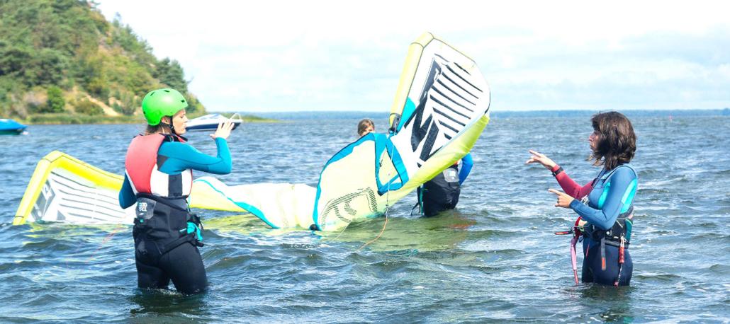 Paulina Pfau-Antolek (li.) und Marie Kohlen während einer Surfstunde



