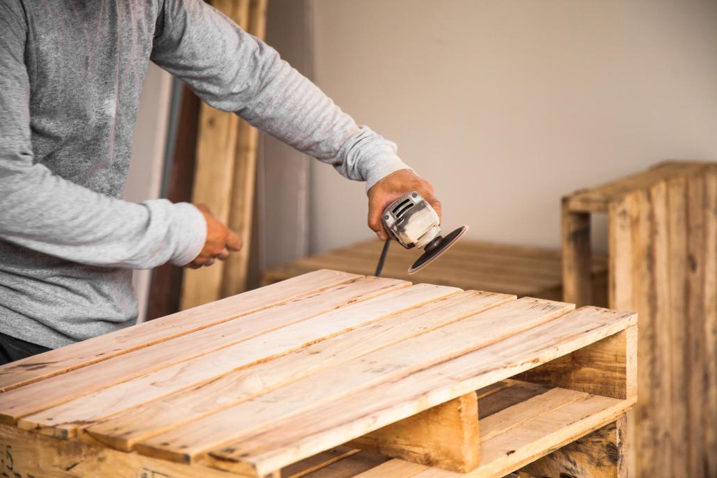 Schleifen, lackieren, lasieren: dann ist die Palette bereit für die Wand