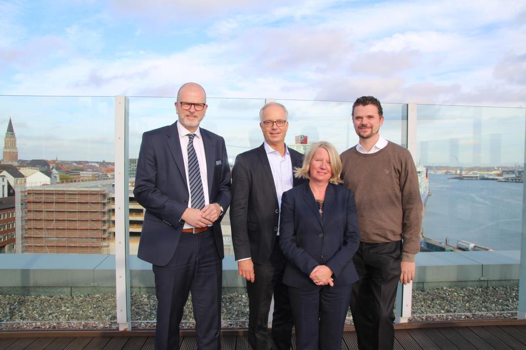 Frank Blasberg (Direktor ATLANTIC Hotel Kiel), Markus Griesenbeck (Geschäftsführer ATLANTIC Hotels), ATLANTIC Hotels Management GmbH)
Doris Grondke (Stadträtin für Stadtentwicklung), Marc Rohe (Stellv. Geschäftsführer & Leiter Projekte und Entwicklung)