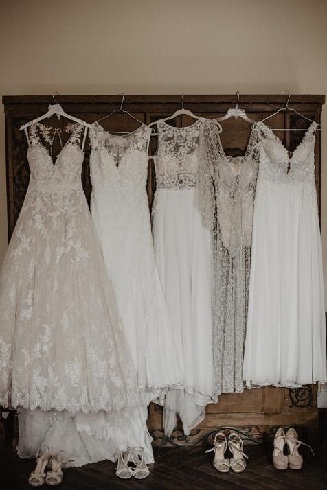 Egal ob weiß, creme, mit Spitze oder schlicht: Für jede Braut gibt es ein passendes Kleid!