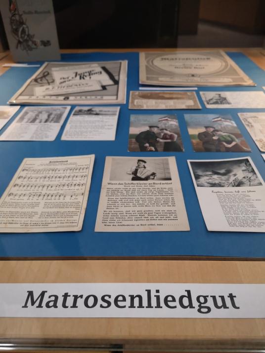 Postkartenausstellung: „Matrosenliebe“ in der Unibibliothek Kiel