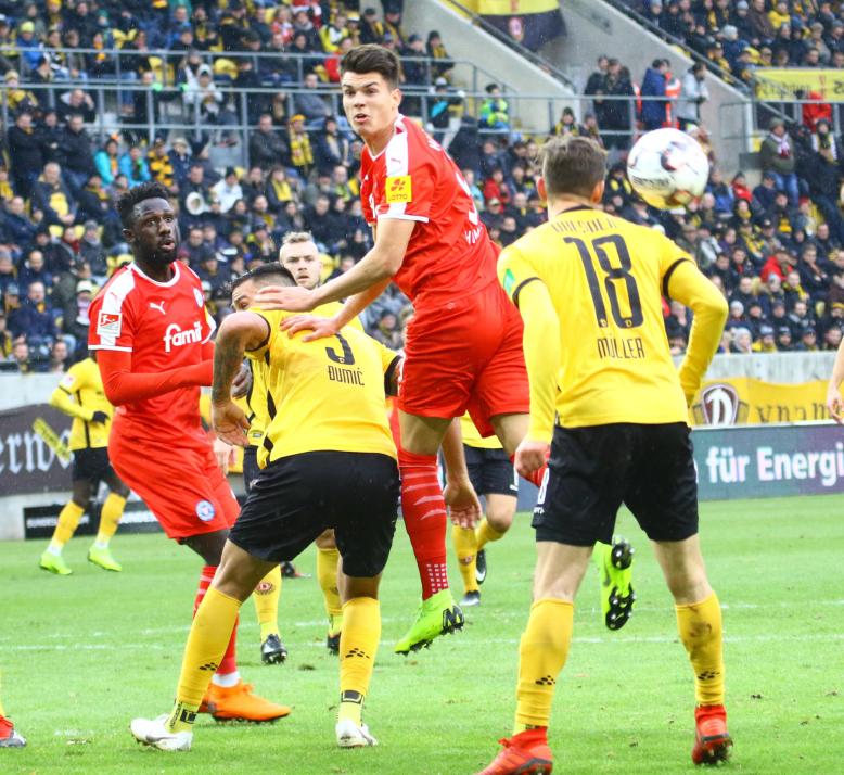 Auch im nächsten Spiel bei Dynamo Dresden siegte die
KSV. Mathias Honsak (2. v. re.) erzielte den 2:0-Endstand