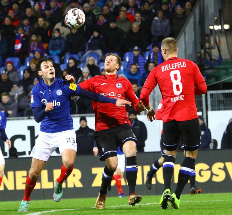 Trotz des zwischenzeitlichen Ausgleichs von Janni Serra (li.) verlor die KSV zum Hinrundenabschluss 1:2 gegen Arminia Bielefeld