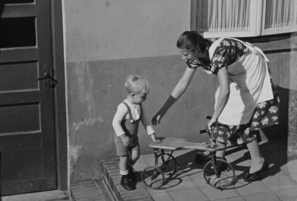 Aus dem Familienleben: Der kleine Dieter Schultz lernt das Dreiradfahren