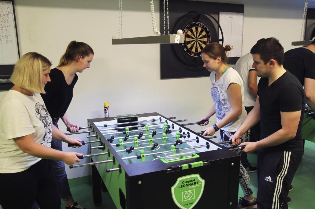 Leonie Dauser, Maike Hassold, Anna Simon und Falk Schmidt (v. li) trainieren ihr Kickerspiel