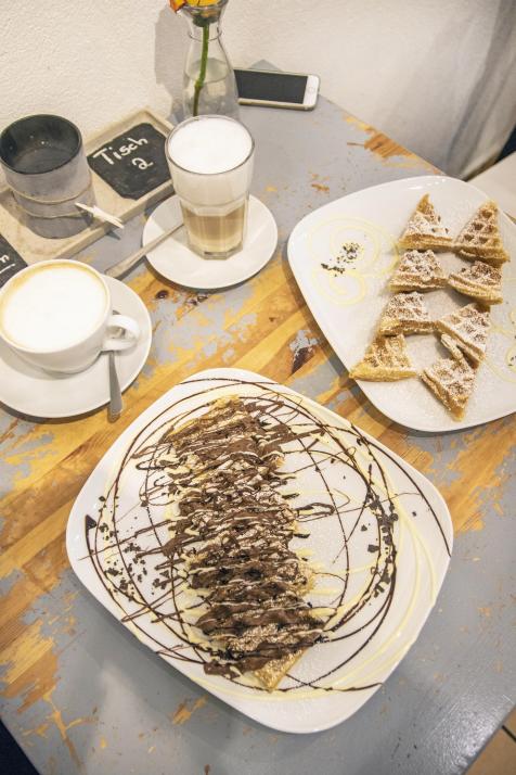 Im „Waffelhuus“ kann man sich mit heißem Kaffee und frischen Waffeln aufwärmen