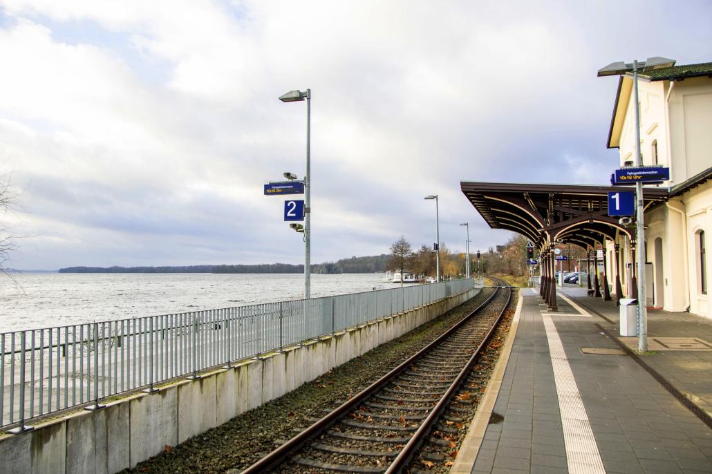 Der Plöner Bahnhof befindet sich unmittelbar am See