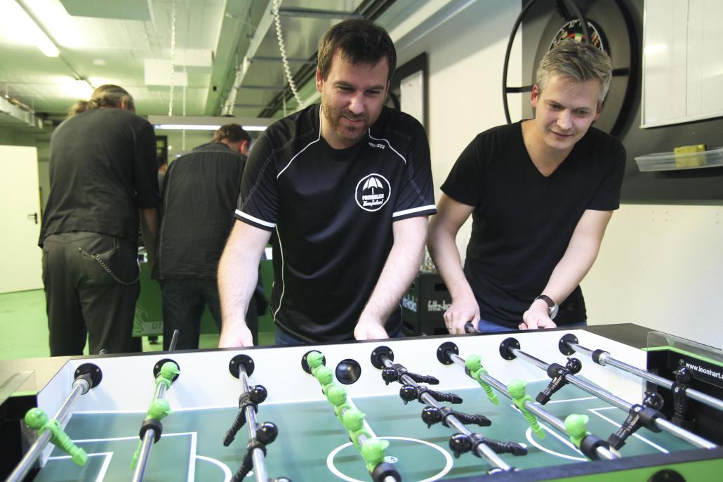 Nils Olberding und Henning Krumbeck (v. li.) leiten die Spieler beim Training an und geben hilfreiche Tipps und Tricks