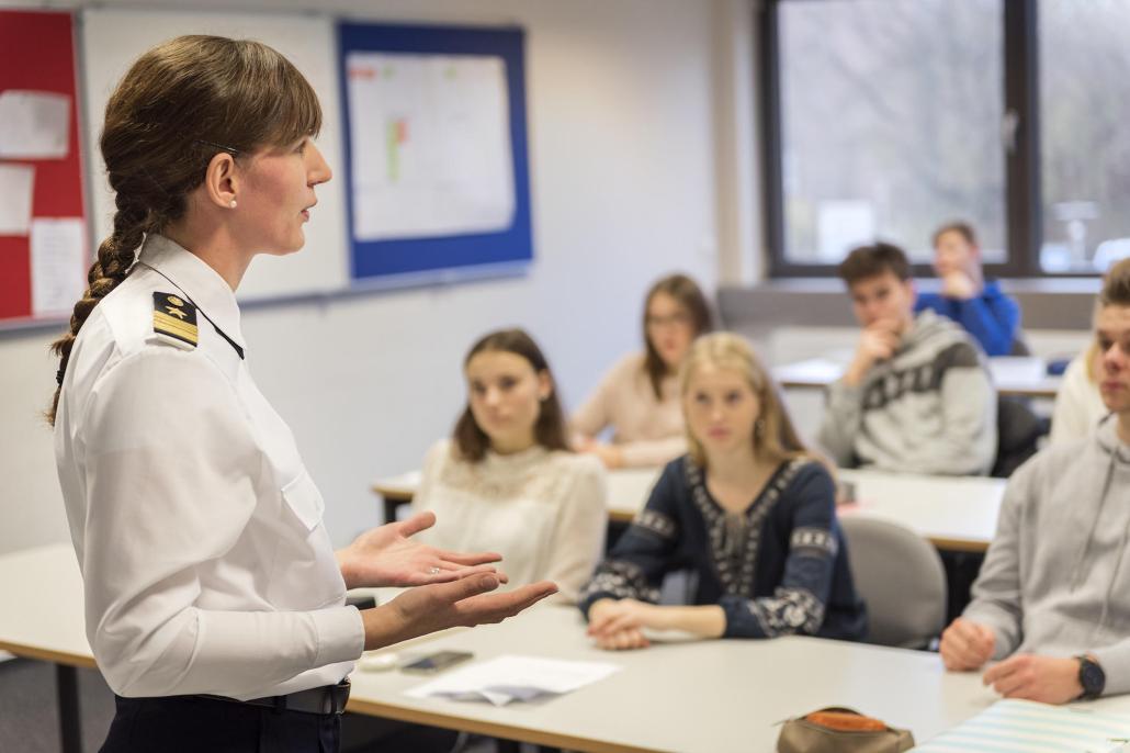 Julia Jarosch, Leiterin des Karriereberatungsbüros der Bundeswehr in Kiel, zeigt den Schüler/innen im Rahmen des Schulprojekts die unterschiedlichen Berufswege bei der Bundeswehr auf







