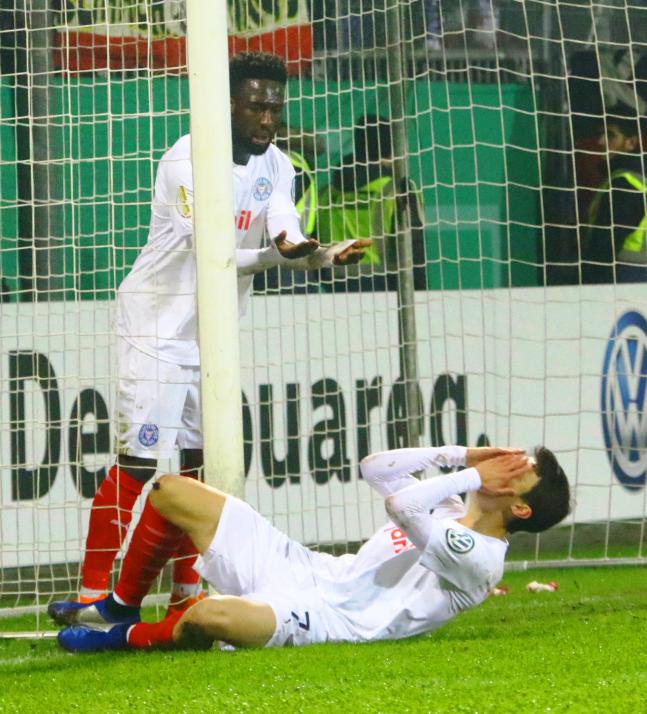 Kingsley Schindler (li.)
und Jae Sung Lee trauern
im Pokalspiel gegen
Augsburg einer ver-
gebenen Chance nach